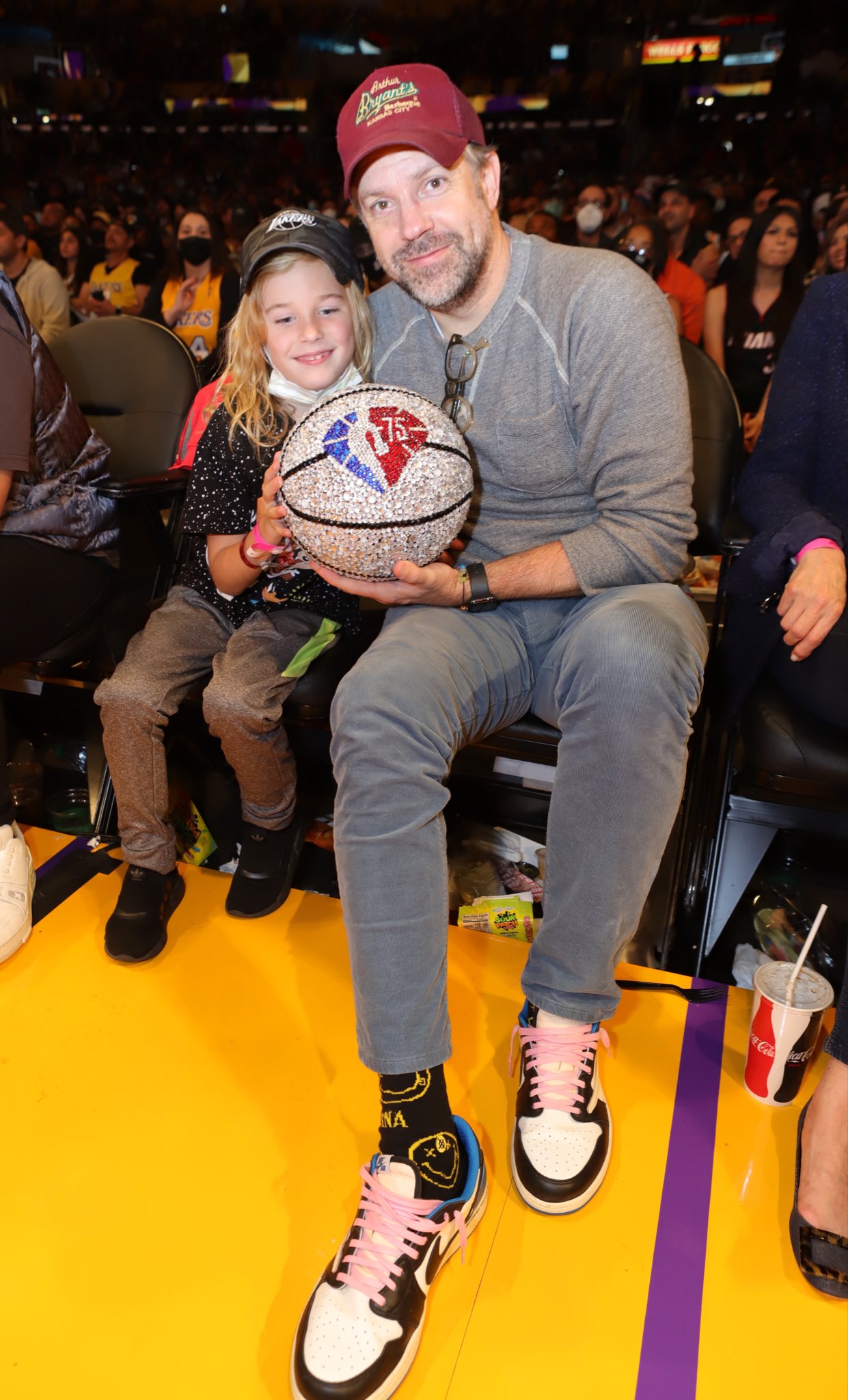 Jason Sudeikis Updates on X: "📸 | jason sudeikis and otis sudeikis at la  lakers vs miami heat last night! https://t.co/qwI4H7cmb8" / X