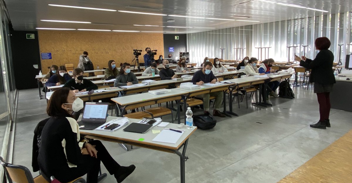 StvFdz's tweet photo. Primer curso presencial de #EscrituraCientífica con la Fundación @esteveorg tras dos años de paréntesis pandémico. Predicando con Ana M. Garcia de @UV_EG y @CVivesCases de @UA_Universitat, y la coordinación de @ESeres y @FBoschl de #FDAE https://t.co/61mHLQorM9
