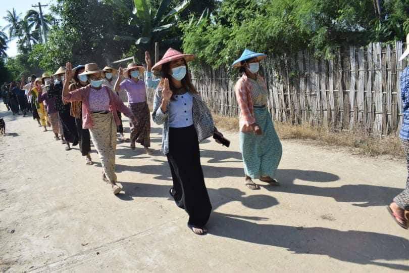 2021Revtweets's tweet photo. Villagers marched &amp; protested against the military dictatorship in the eastern part of #Yinmarpin and northern part of #Salingyi, Yinmarpin District, #Sagaing Division .
@TotalEnergies @Chevron
#FreezePaymentsToJunta #Nov11Coup 
#WhatsHappeningInMyanmar https://t.co/vbrOOMB89u
