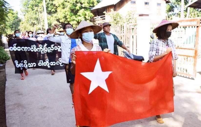 2021Revtweets's tweet photo. Villagers marched &amp; protested against the military dictatorship in the eastern part of #Yinmarpin and northern part of #Salingyi, Yinmarpin District, #Sagaing Division .
@TotalEnergies @Chevron
#FreezePaymentsToJunta #Nov11Coup 
#WhatsHappeningInMyanmar https://t.co/vbrOOMB89u