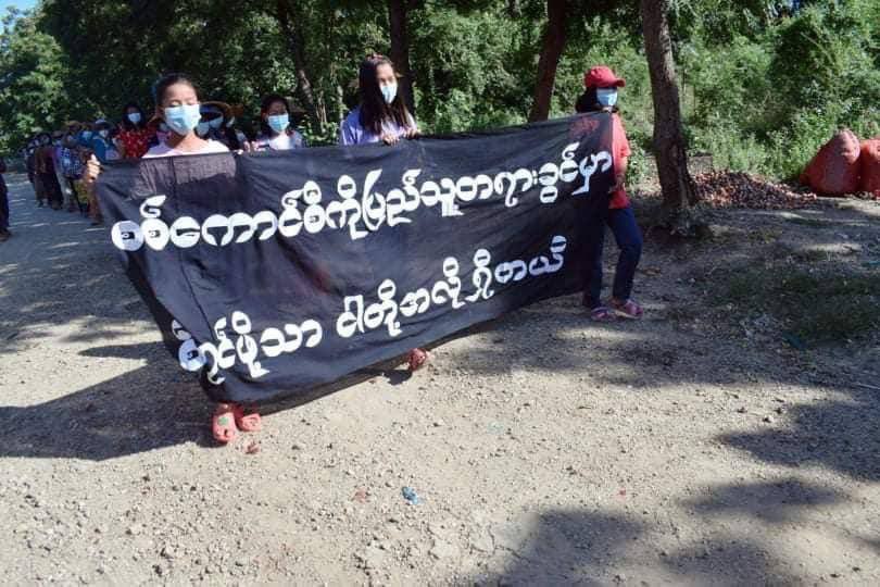 2021Revtweets's tweet photo. Villagers marched &amp; protested against the military dictatorship in the eastern part of #Yinmarpin and northern part of #Salingyi, Yinmarpin District, #Sagaing Division .
@TotalEnergies @Chevron
#FreezePaymentsToJunta #Nov11Coup 
#WhatsHappeningInMyanmar https://t.co/vbrOOMB89u