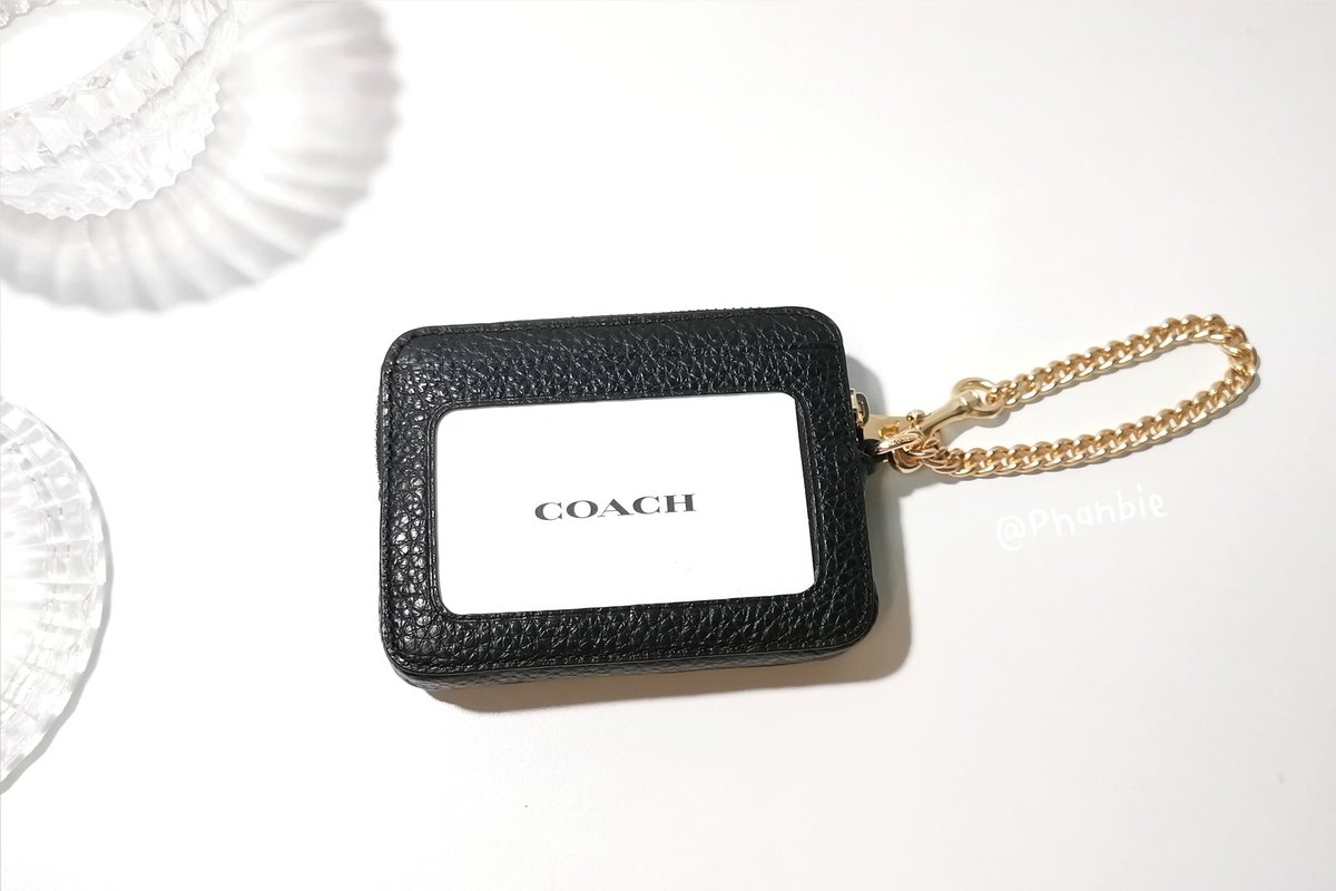 Phanbie's tweet photo. กระเป๋า​ตังค์​ใบเล็กๆ​ของ​ Coach​ น่ารักมาก นางพกสะดวก​มว๊าก​ ใบกระทัดรัด​ สามารถใส่บัตร​ ใส่แบงค์​ ใส่เหรียญ​ ได้หมด​ มีสายคล้องมือเป็นโซ่ให้ด้วยเก๋ฝุดๆ​ มีให้เลือกหลาย​สีเลย​น้า เค้าได้จากร้านใน​ Shopee​ ค้าบ​ #ใช้ดีบอกต่อ https://t.co/vZ6sD0zPAa