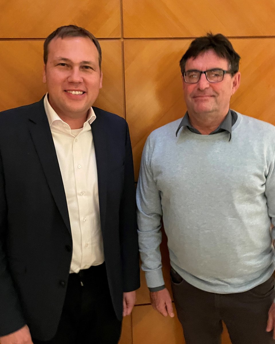 EPS_Daemmstoff's tweet photo. Michael Küblbeck (l.i.F.) von der #BACHL Gruppe ist neuer Vorstandssprecher des #IVH. Er löst den langjährigen Sprecher Christian Grimm ab (Hirsch Porozell). Küblbeck: "Ausbau der Recyclingfähigkeit & die Situation bei Rohstoffen und Logistik betreffen die gesamte Branche." #EPS https://t.co/OP8tVXAoqE