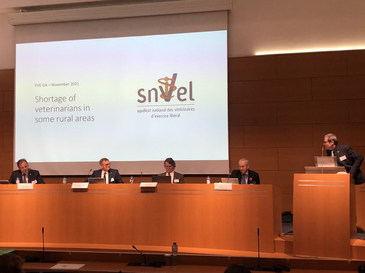 SNVEL_fr's tweet photo. Après l’intervention de @MGolubiewskiPL, @chambon_thierry VP de la @FVEurope a présenté les avancées françaises pour les vétérinaires en territoire rural annoncées par @J_Denormandie. Le Snvel est mobilisé pour poursuivre les travaux ! https://t.co/lSEIugbFrx