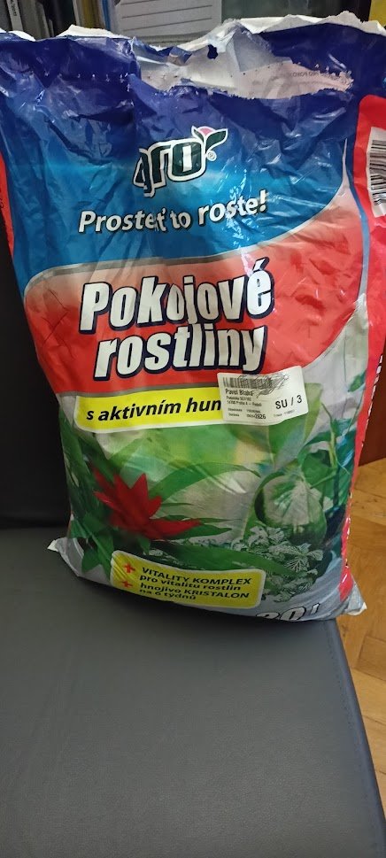Medvjed's tweet photo. To si tak říkáte, že si zazeleníte kancelář a byt. Koupíte si substrát pro pokojovky. Po (cca) 2 měsících jsem si všiml, že mi po kanceláři lítá nějak moc mušek. A helemese... tak už vím, proč mi ty kytky v květináčích chcípaly.
Děkuji @Alzacz a #AgroCS https://t.co/wP3QRjcQzz