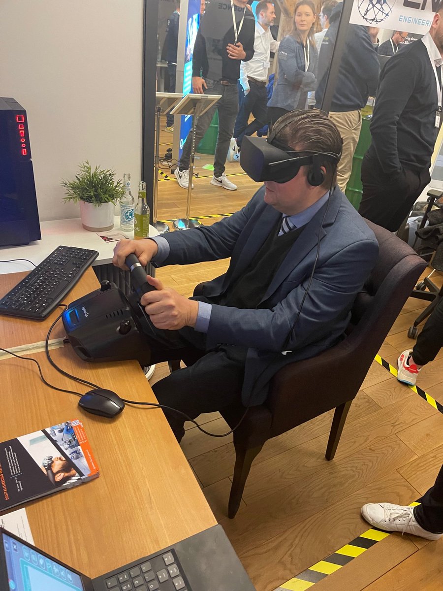 Vielen Dank an den Hamburger Finanzsenator <a href="/ADressel/">Andreas Dressel</a>, der gestern uns und unsere virtuelle Welten auf dem #HIDockDay2021 des <a href="/HubLogHH/">HubLogHH</a>  besucht hat!