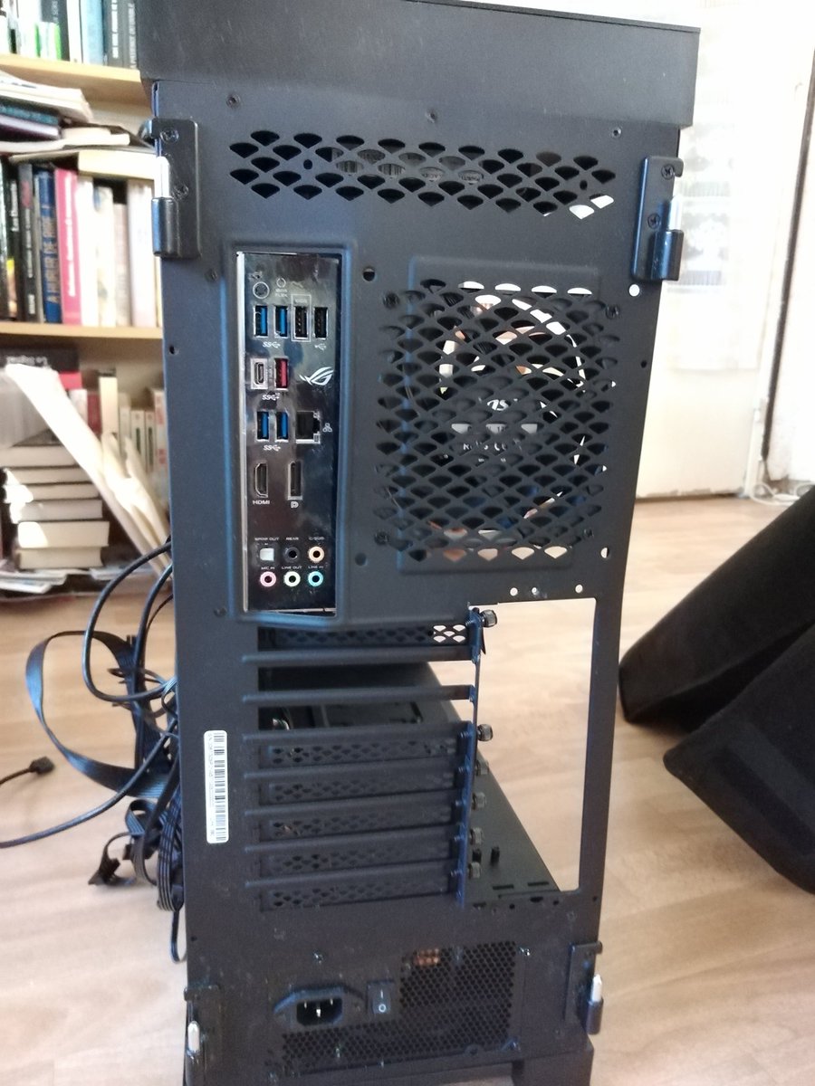 coaishere_'s tweet photo. @UPS_FR J'ai déjà appelé le service client hier soir, je ferais un mail de réclamation. Je vous ping juste pour vous insulter parce que j'ai l'impression que même sans le brevet on peut être livreur UPS. https://t.co/XCTiT2mgsm