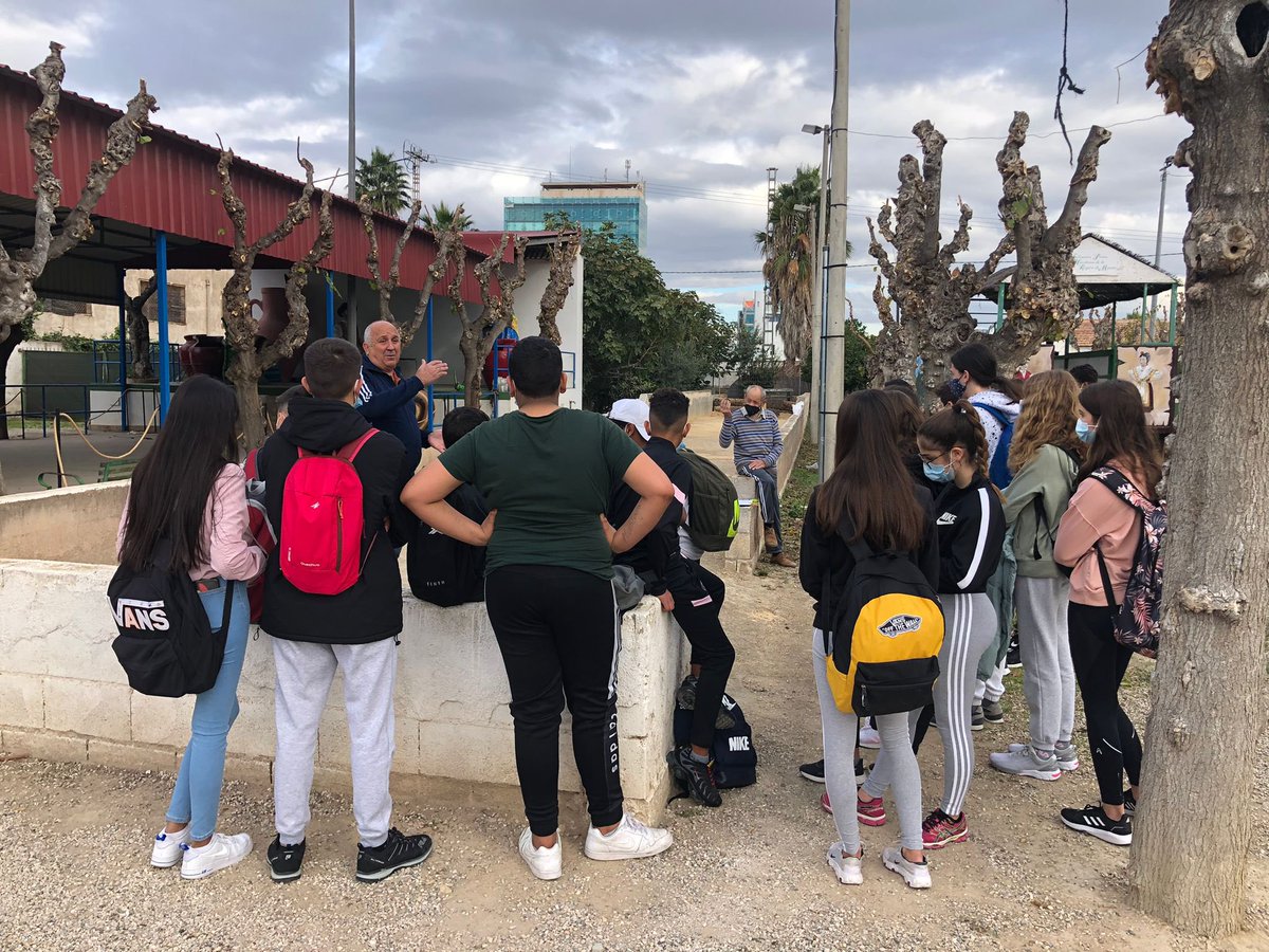 efsaavedra's tweet photo. Alumnos de 2º ESO practican bolos huertanos y caliche en la Federación de Peñas Huertanas. La historia y las tradiciones perpetúan gracias al conocimiento y la práctica. @IESSaavedra #SaavedraEducaciónFísica https://t.co/KwemRQapfY