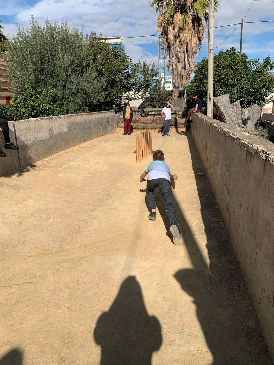 efsaavedra's tweet photo. Alumnos de 2º ESO practican bolos huertanos y caliche en la Federación de Peñas Huertanas. La historia y las tradiciones perpetúan gracias al conocimiento y la práctica. @IESSaavedra #SaavedraEducaciónFísica https://t.co/KwemRQapfY