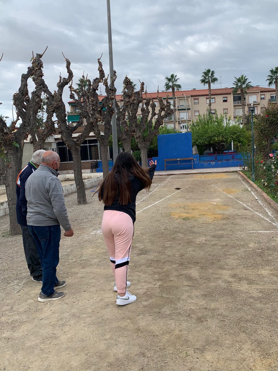 efsaavedra's tweet photo. Alumnos de 2º ESO practican bolos huertanos y caliche en la Federación de Peñas Huertanas. La historia y las tradiciones perpetúan gracias al conocimiento y la práctica. @IESSaavedra #SaavedraEducaciónFísica https://t.co/KwemRQapfY