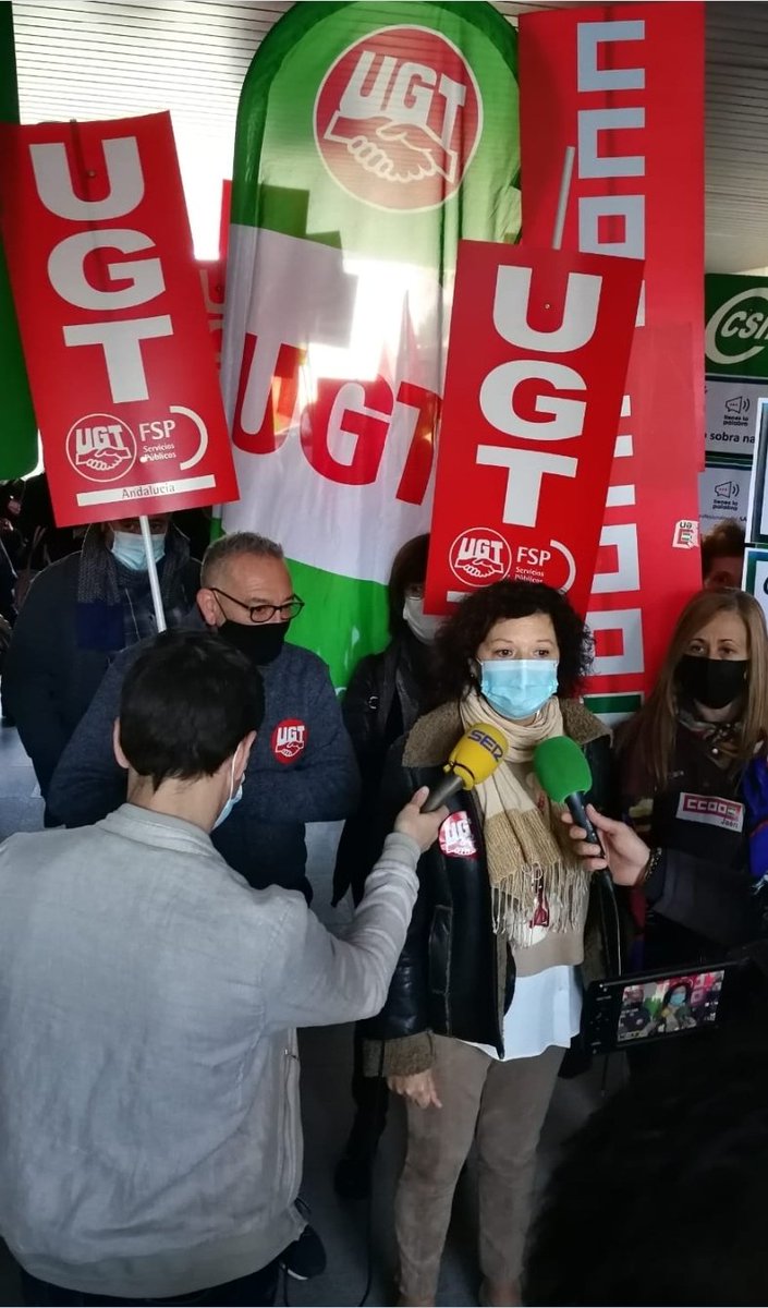 Ugtserviciospublicosjaen Sanidad, nueva concentración en el Distrito Sanitario de Jaén, asisten el Secretario General (Toni Gil) y la Secretaria del Sector (Paqui Padilla),"por la contratación de los 8.000 despidos así como el pago del CRP