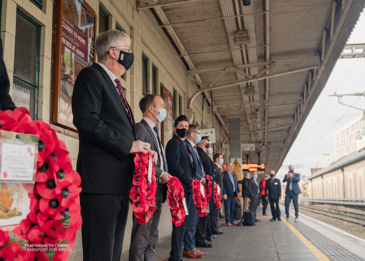 PrifWeinidog's tweet photo. It was an honour to lay a wreath at the #PoppiestoPaddington event this morning.

Today, we remember and honour all those who gave the greatest sacrifice of all.

#LestWeForget https://t.co/fOxLGpqQ0A