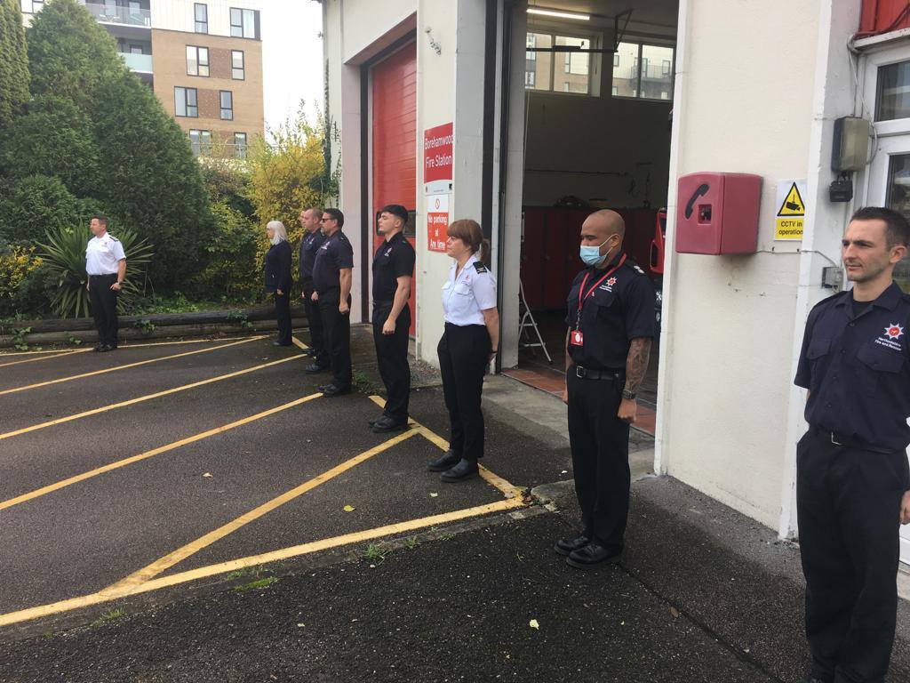 @BorehamwoodFire duty crew were joined by other colleagues to observe a two minute silence for Armistice Day to show their respect to the fallen #LestWeForget #RemembranceDay2021