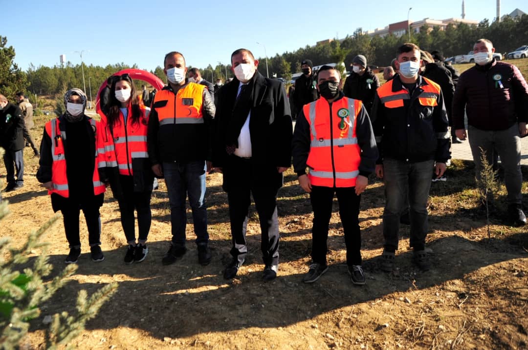GVidinlioglu's tweet photo. 11 Kasım  Milli Ağaçlandırma Günü münasebetiyle, Orman Genel Müdürlüğümüzce “Geleceğe Nefes, Dünyaya Nefes” sloganıyla Kastamonu Üniversitesi Kampüsü’nde 1025 adet fidanımızı toprakla buluşturduk. Katılımcılara ve emeği geçen tüm herkese teşekkür ederim. https://t.co/6USVm90Eu4