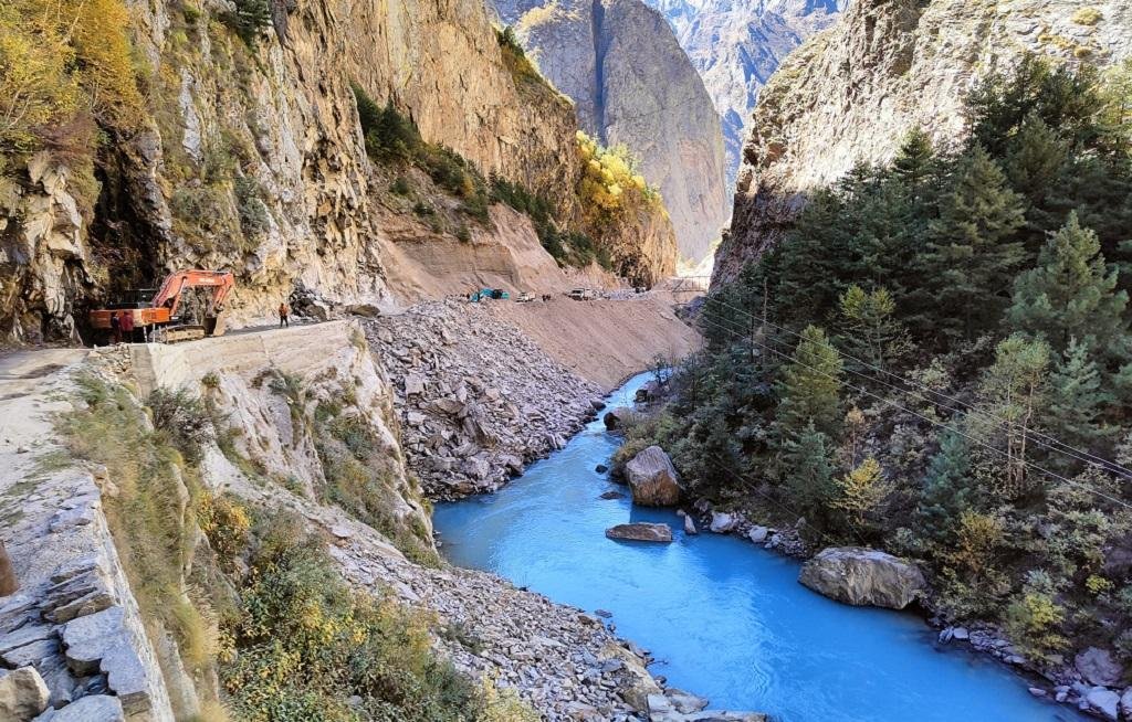 Indian_Rivers's tweet photo. DTE mentions villagers complaining of explosives use in 20km Malari-Niti road widening; link it to recent rockslide near Suki, muck being dumped in Dhauliganga #river creating potential disasters threat. https://t.co/npQrdK6pSc @ChamoliDm @NHAI_Official @pushkardhami @byadavbjp https://t.co/SEgPB5vOml