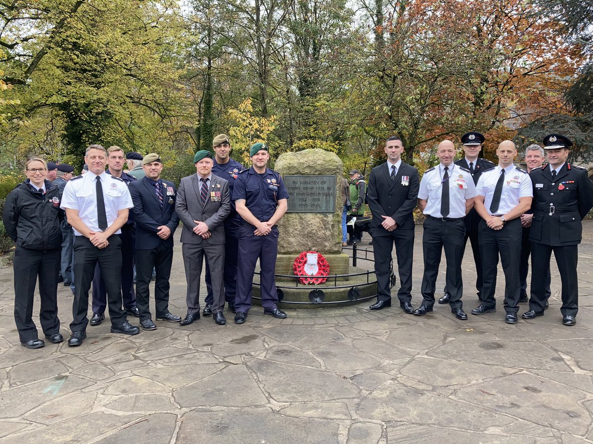 DerbyshireFRS's tweet photo. Our Veterans Network marked #RemembranceDay2021 by laying a wreath and marking the minutes silence in Matlock #LestWeForget https://t.co/Dd8TPJuRuD