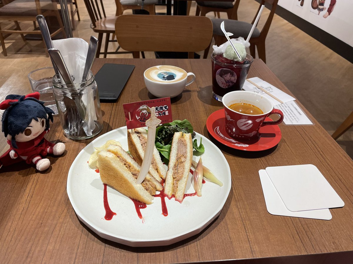 AlegreRosada's tweet photo. Amo la forma que distribuyeron la decoración del café de Hanyō no Yashahime Osaka , en comparación al de Tokyo 😊💕 #HanyouNoYashaHime #Setsuna #inuyasha #犬夜叉 #moroha #もろは #inuyashacafe #hanyonoyashahimecafe #yashahime #YashahimePrincessHalfDemon https://t.co/StP8d1NwJP