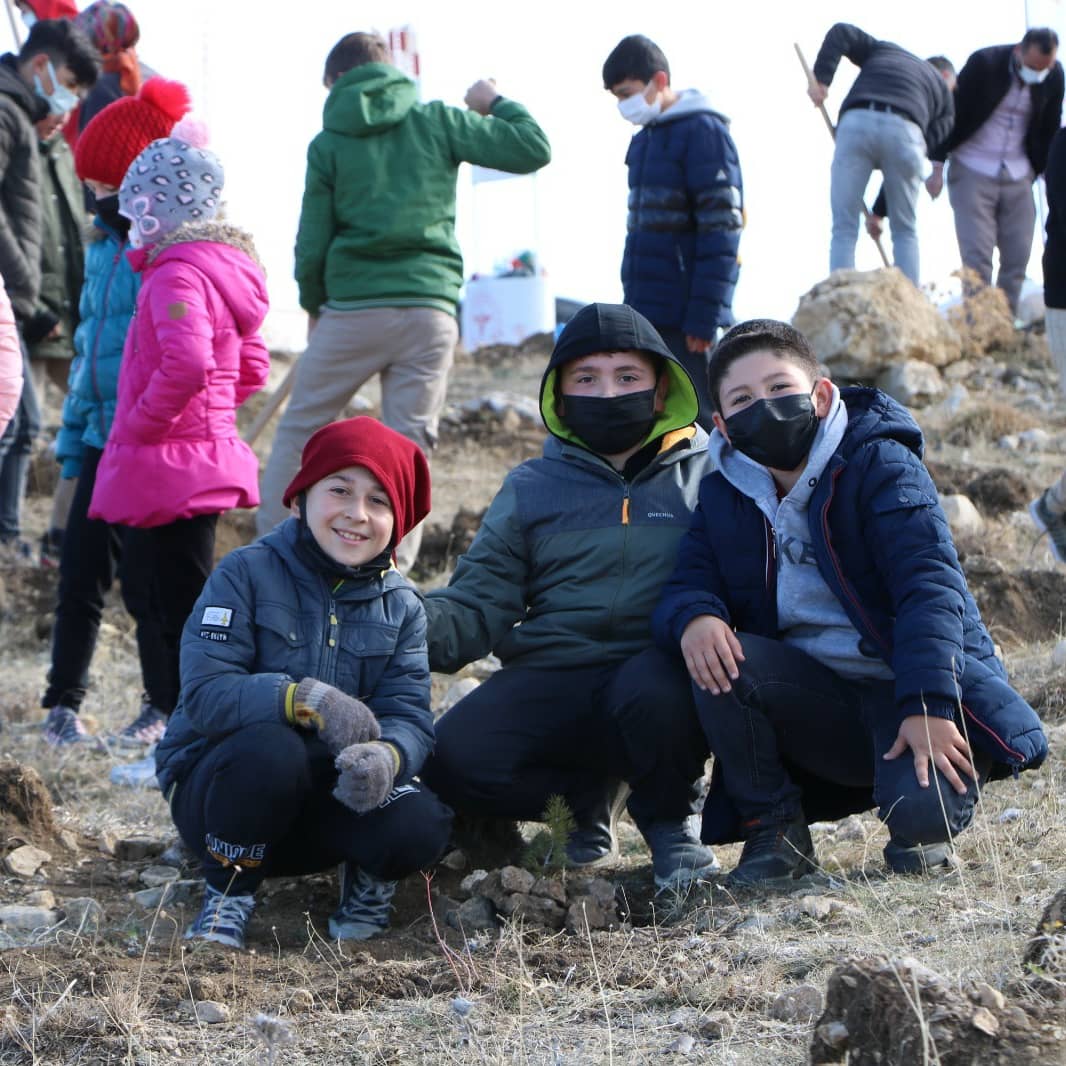 Adembarisaskin's tweet photo. 11 Kasım Milli Ağaçlandırma Günü'nde, fidanlarımız toprağa hayat, canlılara ve geleceğe nefes olsun diye binlerce fidanı toprakla buluşurduk. https://t.co/tUsFfRcYZr