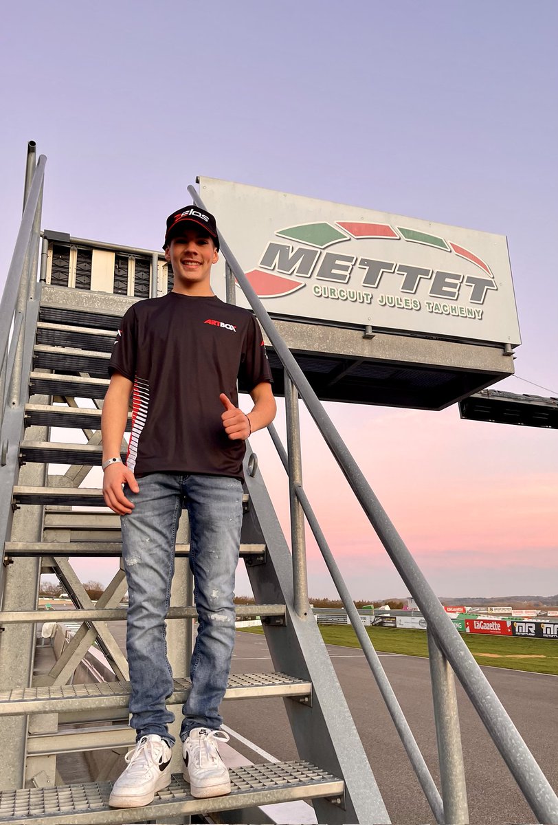 Zelos_sports's tweet photo. Heureux d'annoncer la signature de notre pilote @LorenzLuciano81 avec le team espagnol Artbox ! ✒️ Lorenz participera à l'European Talent Cup 2022, catégorie de la série @CEVMotorcycle, la référence pour les jeunes talents sur le chemin des Grands Prix. #FIMCEV #ETC #RoadToMotoGP https://t.co/77zegSxPce