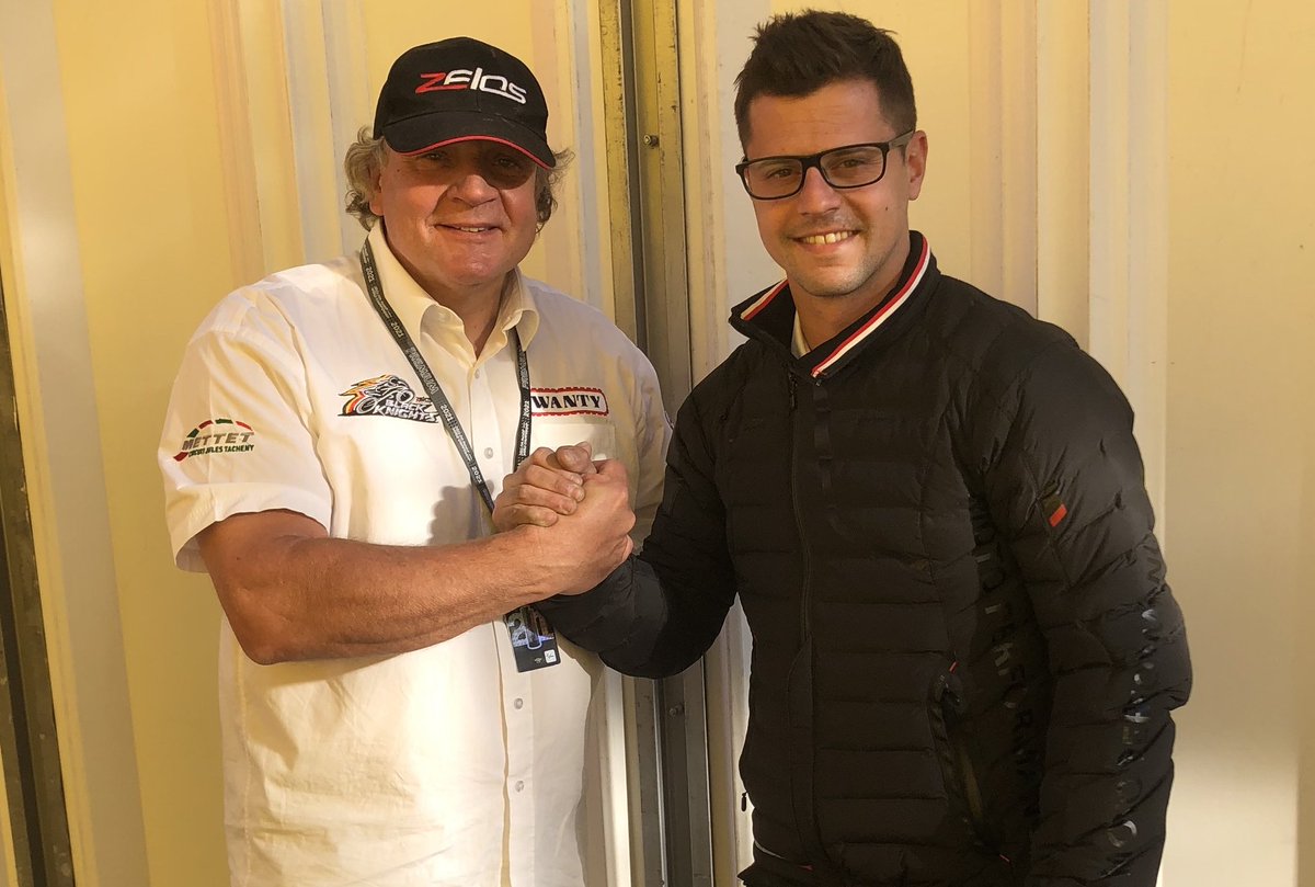 Zelos_sports's tweet photo. Heureux d'annoncer la signature de notre pilote @LorenzLuciano81 avec le team espagnol Artbox ! ✒️ Lorenz participera à l'European Talent Cup 2022, catégorie de la série @CEVMotorcycle, la référence pour les jeunes talents sur le chemin des Grands Prix. #FIMCEV #ETC #RoadToMotoGP https://t.co/77zegSxPce