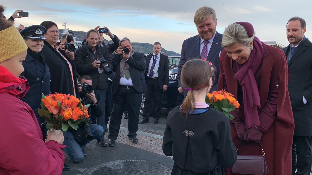 Birralee1973's tweet photo. What an exciting morning! Our students welcomed the Dutch King and Queen and the @Kronprinsparet to #trondheim this morning @koninklijkhuis @NLinNorway @Trondheim @VisitTrondheim More pictures: https://t.co/noYBjQd0SY https://t.co/exjOaxFQ0w