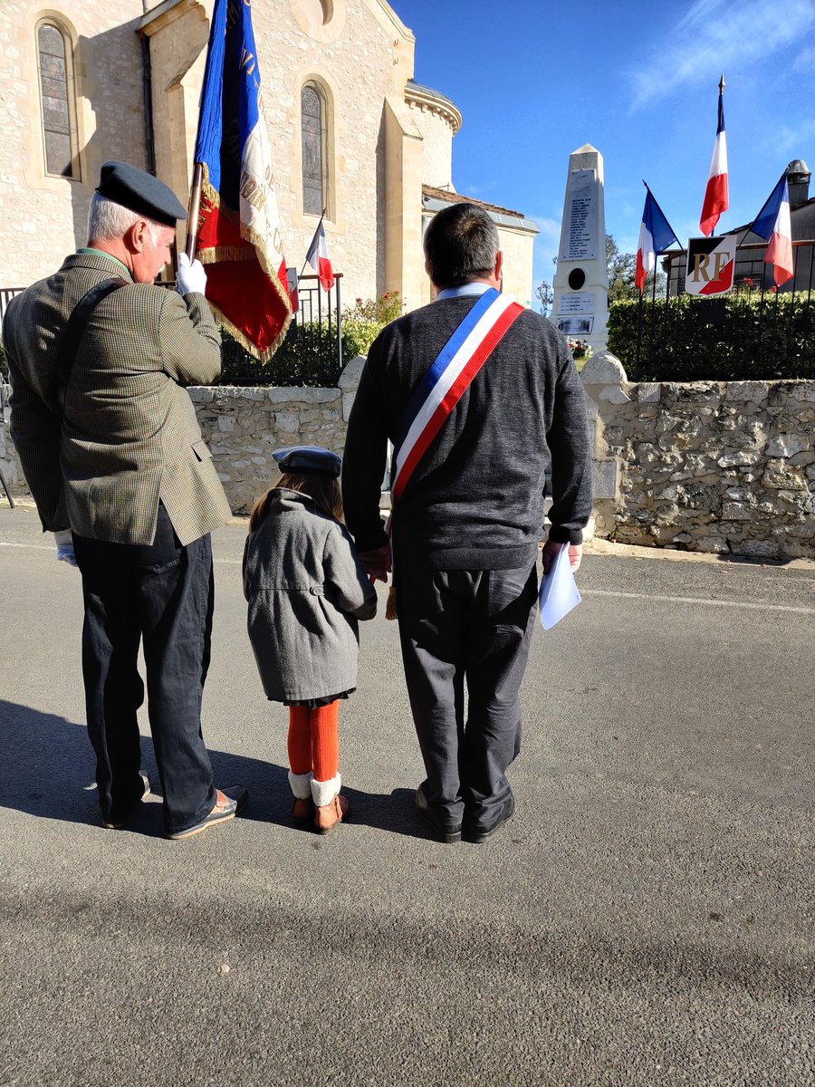 stephjegu's tweet photo. Vivre dans une région de France aimée par les Britanniques est une chance pour pouvoir partager le recueillement ensemble. En ce #11Nov, notre porte-drapeau est un ancien combattant anglais, et les plus jeunes sont là aussi. https://t.co/wbWBUfcbng