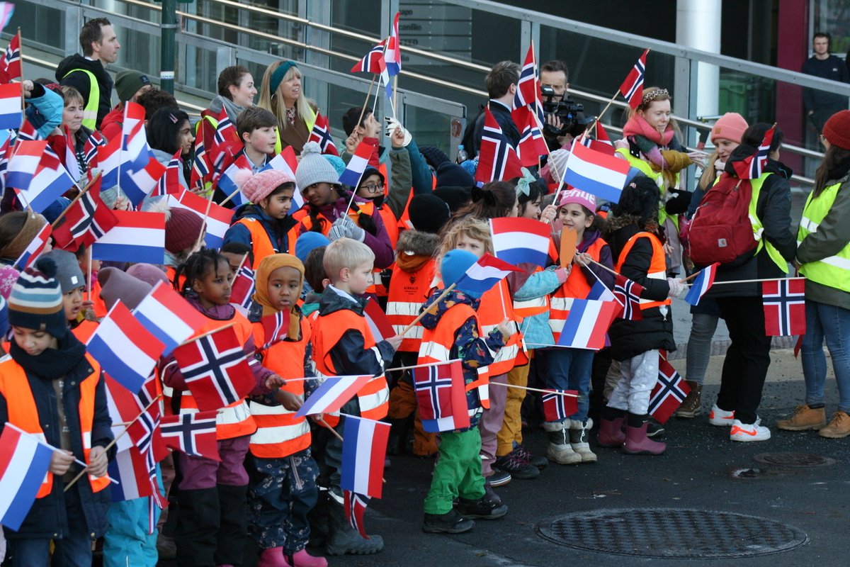 Birralee1973's tweet photo. What an exciting morning! Our students welcomed the Dutch King and Queen and the @Kronprinsparet to #trondheim this morning @koninklijkhuis @NLinNorway @Trondheim @VisitTrondheim More pictures: https://t.co/noYBjQd0SY https://t.co/exjOaxFQ0w