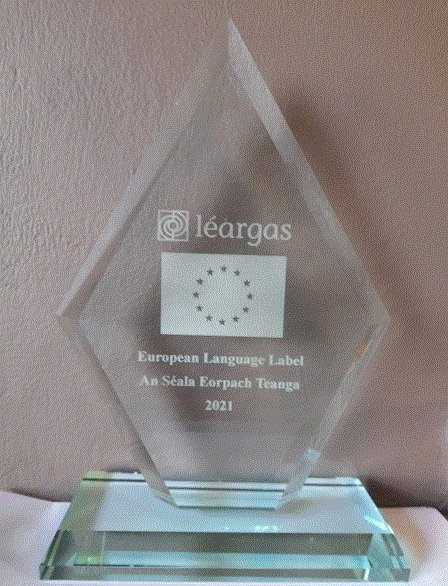 niamh_ul's tweet photo. I'd like to thank the Academy, I mean the #ULAcademyforChildren :) Can't wait to bring this into Our Lady Queen of Peace National School to celebrate our #EuropeanLanguageLabel award. Thank you @CathJeanneau, Amélie and Louise for all of your hard work. @UL @mlal_ul @Leargas https://t.co/QPCcO5ggFO