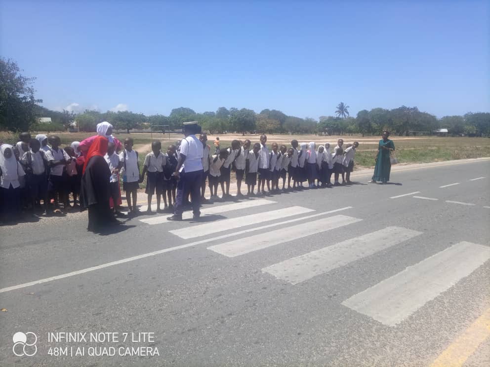 kiagoh92's tweet photo. Tukiendesha Mafunzo ya Usalama Barabarani kwa Wanafunzi tukishirikiana na @tanpol Mkoa wa Lindi .Hakika kwa Pamoja tunaweza kuzuia Ajali Barabarani. Tunawashukuru DTO kilwa na Team Yake.
#Ajalisasabasi #RSApazasauti #ChangeRTA1973 https://t.co/uCRNXjcIOw