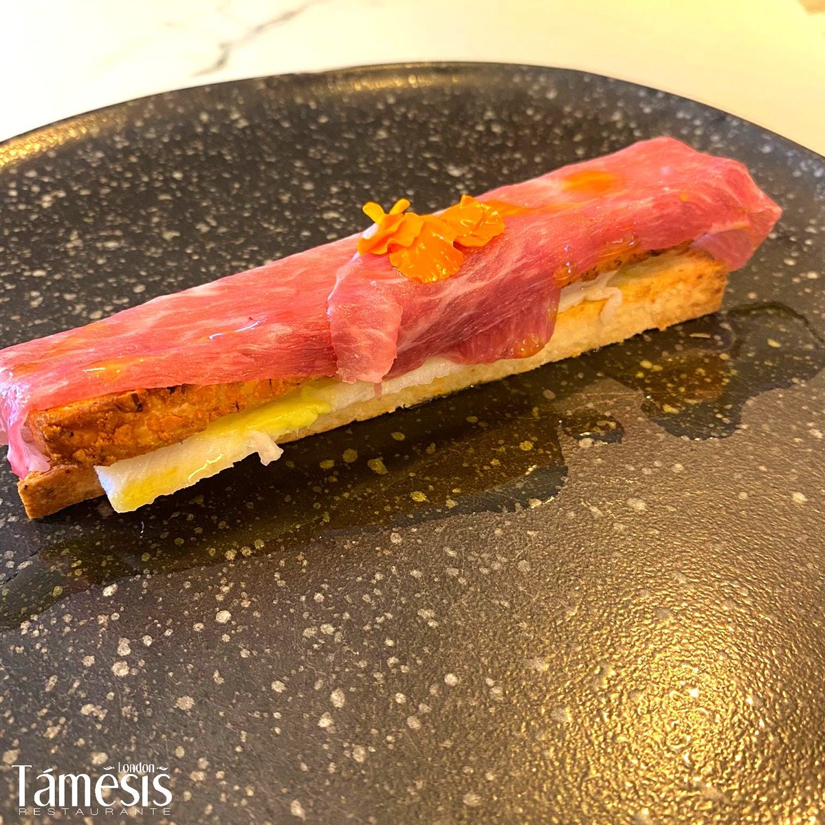 ♦️ 𝐒𝐚𝐧𝐝𝐰𝐢𝐜𝐡 𝐝𝐞 𝐚𝐧𝐠𝐮𝐢𝐥𝐚 𝐚𝐡𝐮𝐦𝐚𝐝𝐚, 𝐠𝐮𝐚𝐜𝐚𝐦𝐨𝐥𝐞 𝐥𝐢𝐠𝐞𝐫𝐚𝐦𝐞𝐧𝐭𝐞 𝐩𝐢𝐜𝐚𝐧𝐭𝐞 𝐲 𝐜𝐚𝐫𝐩𝐚𝐜𝐜𝐢𝐨 𝐝𝐞 𝐩𝐫𝐞𝐬𝐚 𝐢𝐛é𝐫𝐢𝐜𝐚 ♦️
Lo puedes pedir para compartir pero igual te arrepientes porque está tremendamente rico😋

#Restaurante #Jaén