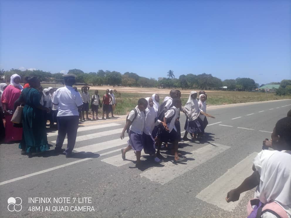 kiagoh92's tweet photo. Tukiendesha Mafunzo ya Usalama Barabarani kwa Wanafunzi tukishirikiana na @tanpol Mkoa wa Lindi .Hakika kwa Pamoja tunaweza kuzuia Ajali Barabarani. Tunawashukuru DTO kilwa na Team Yake.
#Ajalisasabasi #RSApazasauti #ChangeRTA1973 https://t.co/uCRNXjcIOw