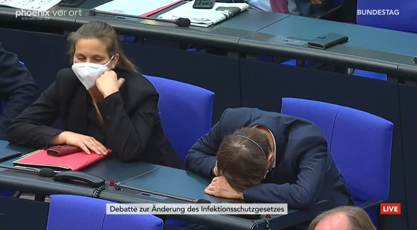 Während <a href="/S_Muenzenmaier/">Sebastian Münzenmaier, MdB</a> (#noAfD) davon faselt, dass die Booster-Impfung von der Fachwelt nicht empfohlen werde, sondern nur von "selbsternannten Virologen im Bundestag", haut <a href="/Karl_Lauterbach/">Prof. Karl Lauterbach</a> (Virologe) seinen Kopf auf den Tisch. Ich verstehe das. Ich verstehe das gut. #Bundestag