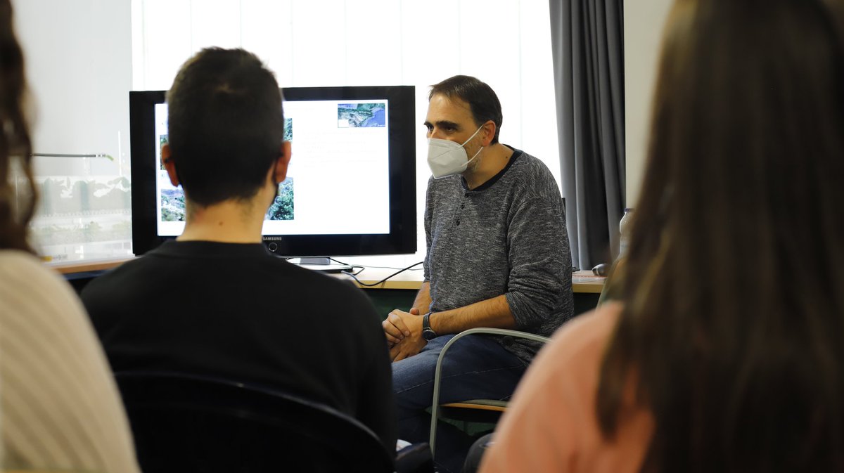 Hoy coge el testigo el investigador Sergio Vicente explicando los estudios sobre #climatología que desarrollamos en el IPE. Una #charla muy didáctica para los estudiantes de bachillerato de <a href="/IESPedroCerrada/">IESPedroCerrada</a> e @IesServet

#SemanadelaCiencia2021 @AragonCsic