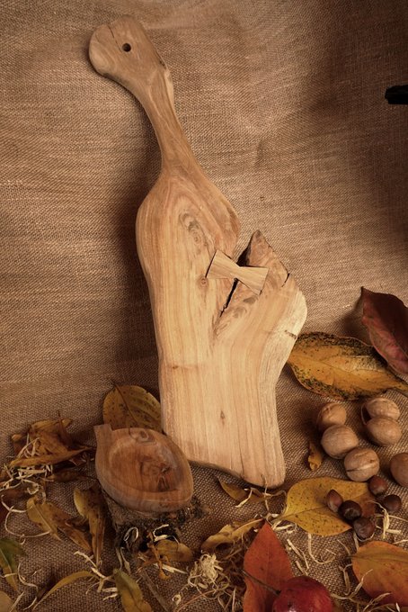 When you have an old piece of wood, make a little effort and turn it into at least a cutting board. This