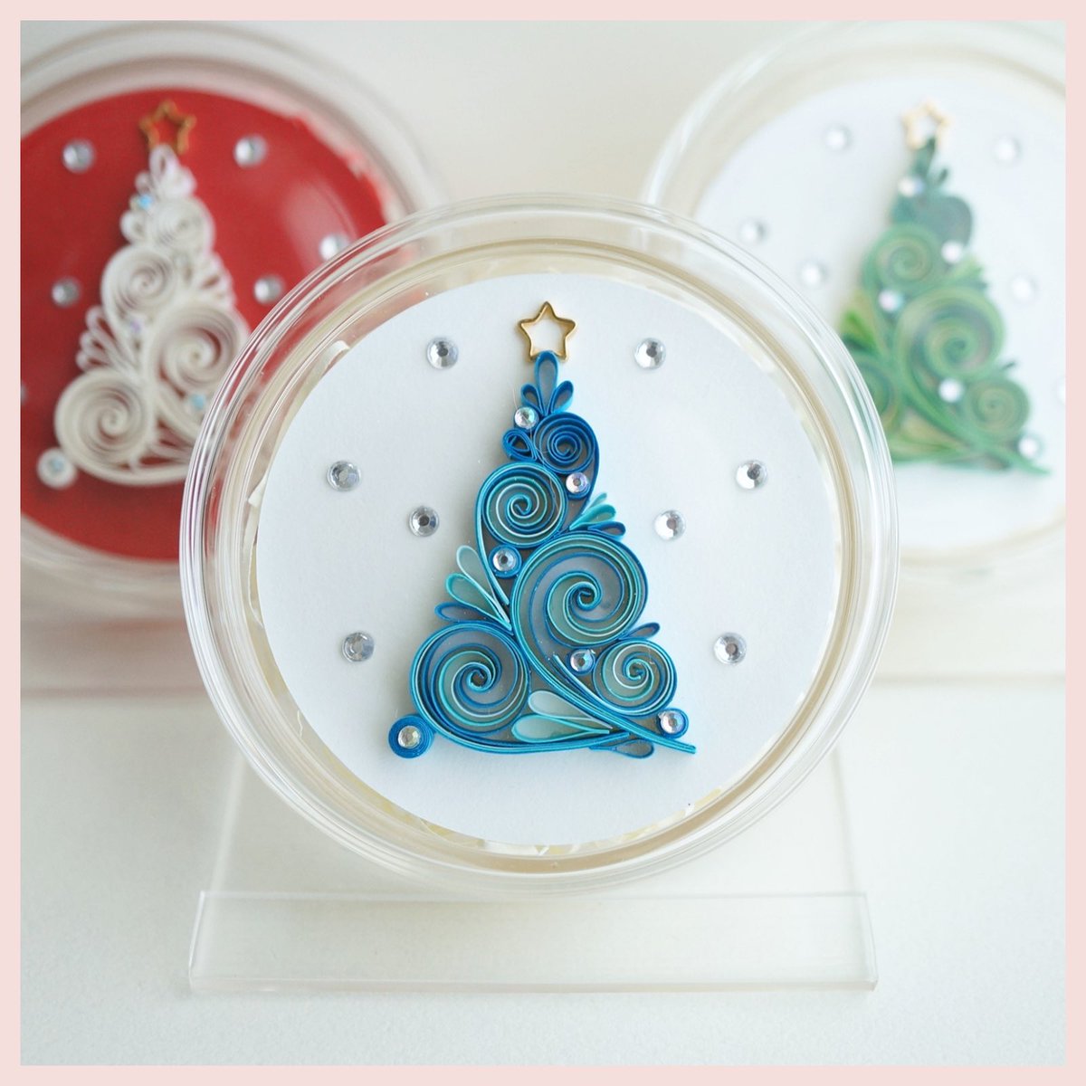 iro_to_iro's tweet photo. ミニミニクリスマスツリー販売開始しました！
3mm幅の紙を巻いて作った、繊細なデザインの卓上クリスマスツリーです。
ラインストーンでキラキラのイルミネーションを表現しました。
手の平サイズなので飾る場所を選びませんし、シーズン終了後の片付けも場所を取りません。
#クリスマスツリー https://t.co/NEFalw6paa