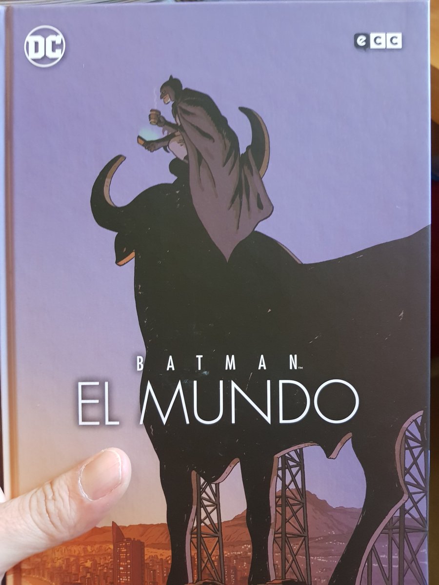 nandoman1905's tweet photo. Voy a darle caña a esto, que le tenía ganas: Batman el mundo, el cómic protagonista del último Batman Day, una antología de historias del caballero oscuro por autores de todo el mundo (ver foto) y con portadón de @paco_roca. Edita @eccediciones #Batman #BatmanDay2021 #Tebeitos https://t.co/F5MDZmEgPo