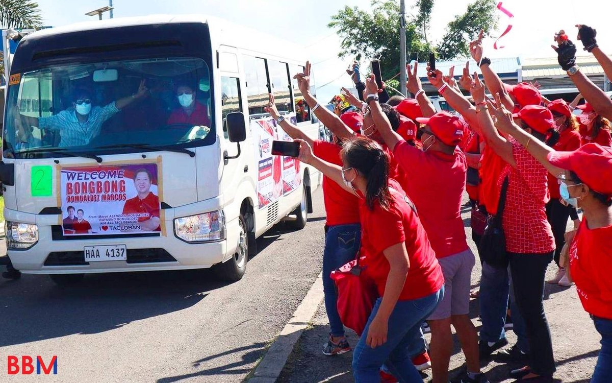 bongbongmarcos's tweet photo. Malalaking ngiti at mga pagbating sing-init ng araw ang sumalubong sa ating pagdalaw sa Tacloban, rehiyon ng Eastern Visayas. 

Hanggang sa susunod po naming pagbalik! Damo nga salamat! https://t.co/Drk98vjQso