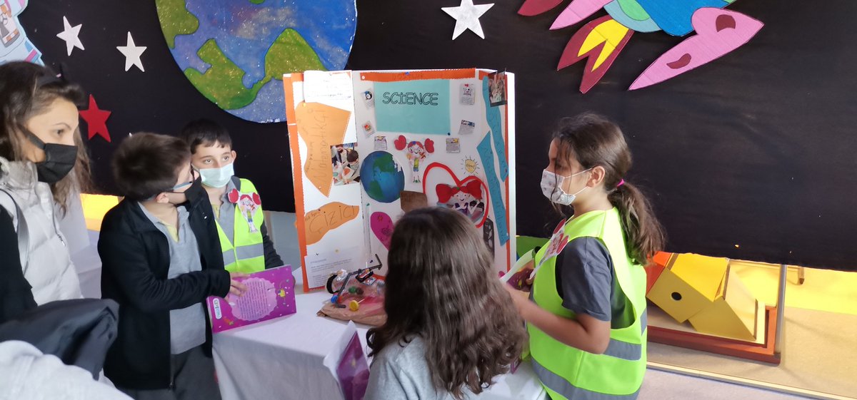 Bahcesehir_vadi's tweet photo. #STEMjunior "Makineler Dünyası" temalı Fuarımız velilerimizin yoğun katılımıyla gerçekleşti.

4.sınıf öğrencilerimiz Mars’ta mahsur kalan W.Kazım’ ı kurtarmak için tasarladıkları uzay keşif araçlarını aileleriyle paylaştılar. #STEMgelecektir #STEMEXPO https://t.co/ULQb9H7Vm0