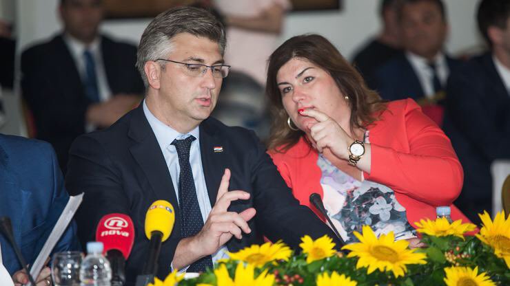 RBorovecki's tweet photo. Bilo bi logicno preispitati i druge poslove koje je obavila Gaby #Zalac. Sve do onih u Vukovarsko srijemskoj zupaniji gdje je vodila agenciju za razvoj HRAST i bila procelnica za EU poslove i usko je suradjivala sa suoptuzenim Mladenom Simuncem. Jer i tada se dijelio EU novac🤷♂️😏 https://t.co/rOGZheqb7V