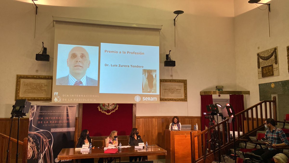 SERAM_RX's tweet photo. 🏆 #PremiosRadiología2021 a la profesión 
👉 En honor  y recuerdo al  Dr. Luis Jesús Zurera Tendero (1961-2020) 👉 Lo recoge Dña. Victoria García Pastor

💬 “Mi marido era un referente tanto profesional como humano. Para los pacientes significaba saber que estaba en buenas manos” https://t.co/AEfRmRNGW5