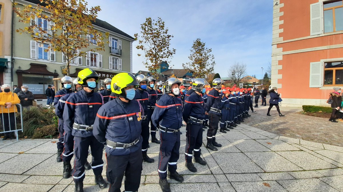 MatJPhotos's tweet photo. Après la cérémonie d'hier soir à Eteaux, aujourd'hui c'est celle de La Roche sur Foron. Les femmes à l'honneur avec une garde au drapeau 100 % féminine. https://t.co/wIV0uzGhJg