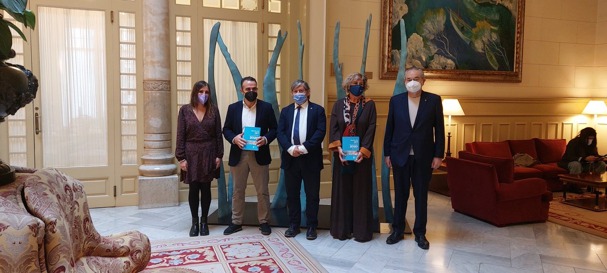 ces_ib's tweet photo. 🗓️Presentació de la "Memòria del CES sobre l'economia, el treball i la societat de les Illes Balears 2020" al president del Parlament de les Illes Balears, el Sr. Vicenç Thomas i Mulet
➡️ Aquest horabaixa presentam la publicació en el Caixaforum 
🎦 https://t.co/yvVFuvMgvd https://t.co/XzbAbyBikj