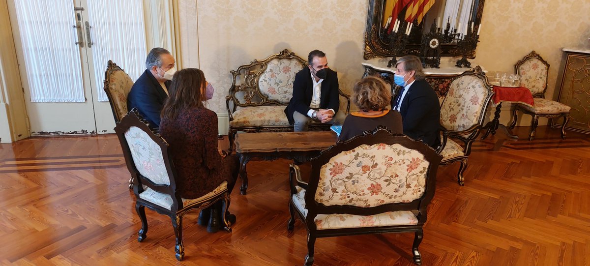 ces_ib's tweet photo. 🗓️Presentació de la "Memòria del CES sobre l'economia, el treball i la societat de les Illes Balears 2020" al president del Parlament de les Illes Balears, el Sr. Vicenç Thomas i Mulet
➡️ Aquest horabaixa presentam la publicació en el Caixaforum 
🎦 https://t.co/yvVFuvMgvd https://t.co/XzbAbyBikj