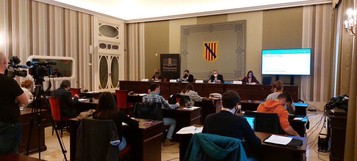 ces_ib's tweet photo. 🗓️Presentació de la "Memòria del CES sobre l'economia, el treball i la societat de les Illes Balears 2020" al president del Parlament de les Illes Balears, el Sr. Vicenç Thomas i Mulet
➡️ Aquest horabaixa presentam la publicació en el Caixaforum 
🎦 https://t.co/yvVFuvMgvd https://t.co/XzbAbyBikj