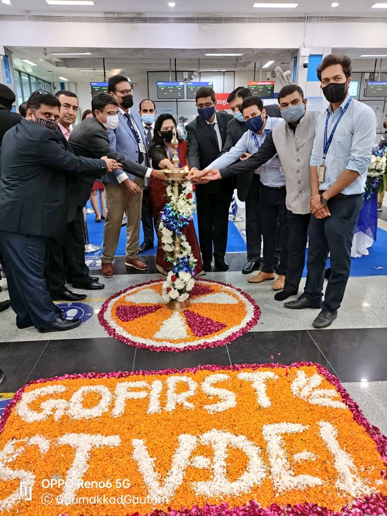 SGCCI_Surat's tweet photo. સુરત એરપોર્ટ ખાતે ગો ફર્સ્ટ ફ્લાઈટ સેવાની દિલ્હીથી આવનારી સૌ પ્રથમ ફ્લાઈટના આગમનને આવકારવા અને સુરત ખાતેની તેની સેવાના ઉદ્દઘાટન સમારોહમાં SGCCI ઉપ-પ્રમુખ શ્રી હિમાંશુ બોડાવાલા અને SGCCI એવિએશન / એરપોર્ટ કમિટી ચેરમેન શ્રી અતુલ ગુપ્તા ઉપસ્થિત રહ્યા હતા.
#flygofirst #SGCCI https://t.co/73FlB66609