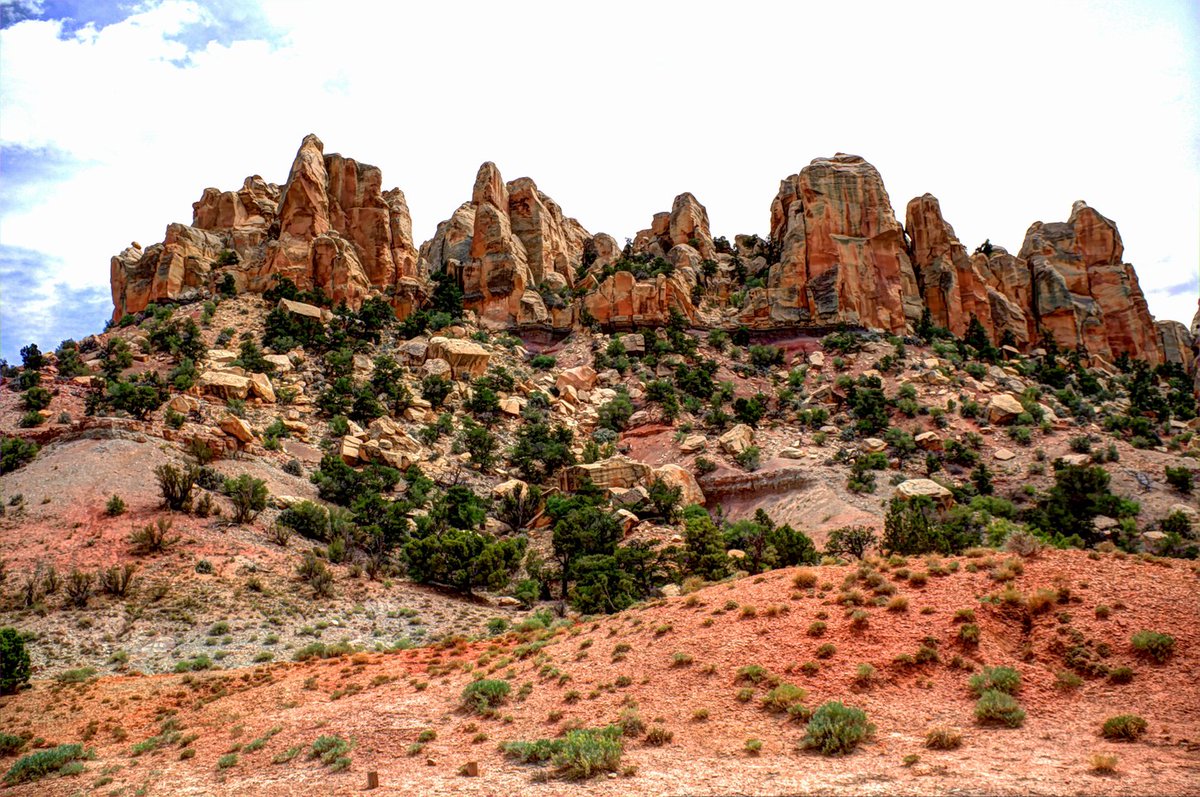 TimeTraveler911's tweet photo. I have one more of those unforgettable back roads in #Utah for this weekβs #Top4Theme is #Top4Outback with our chat hosts + friends @Giselleinmotion @Touchse @CharlesMcCool & @perthtravelers
the Burr Trail, the continuation of the Notom Bullfrog Trail also in @CapitolReefNPS https://t.co/XE3PqMOixs