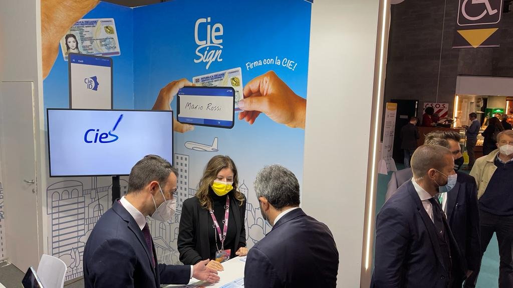 IPZS's tweet photo. 📌Questa mattina nel nostro spazio espositivo ad #Anci2021 la graditissima visita del Presidente della Camera @Roberto_Fico a cui abbiamo mostrato tutte le funzionalità di #CIE strumento evoluto e versatile a beneficio della #digitalizzazione del nostro Paese. @Montecitorio https://t.co/bFT5P42NHW