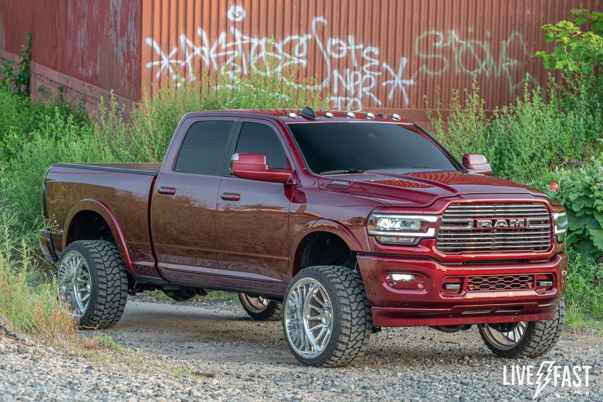 AaanoAiko's tweet photo. Should Whistlin' Diesel get a 1000 hp Turbo Diesel 5th Gen Cummins? I think so. The one in the photo is the 1st 1000hp 5th Gen, and... Red = Dead. https://t.co/V4Vl14LT0x