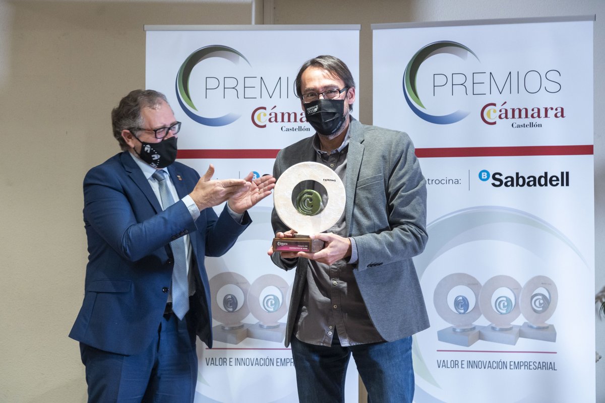 coopviver's tweet photo. ¡Premio Innovación de Turismo en los galardones de Cámara Castellón 2020 por nuestras actividades de Agroturismo! 🏆
💚Orgullosos por difundir la cultura del #VirgenExtra desde el 2010 y la tradición vitivinícola desde el 2015. https://t.co/cSctEhU8c3