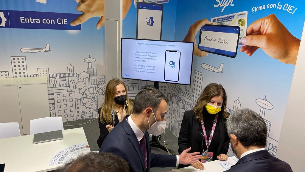 IPZS's tweet photo. 📌Questa mattina nel nostro spazio espositivo ad #Anci2021 la graditissima visita del Presidente della Camera @Roberto_Fico a cui abbiamo mostrato tutte le funzionalità di #CIE strumento evoluto e versatile a beneficio della #digitalizzazione del nostro Paese. @Montecitorio https://t.co/bFT5P42NHW